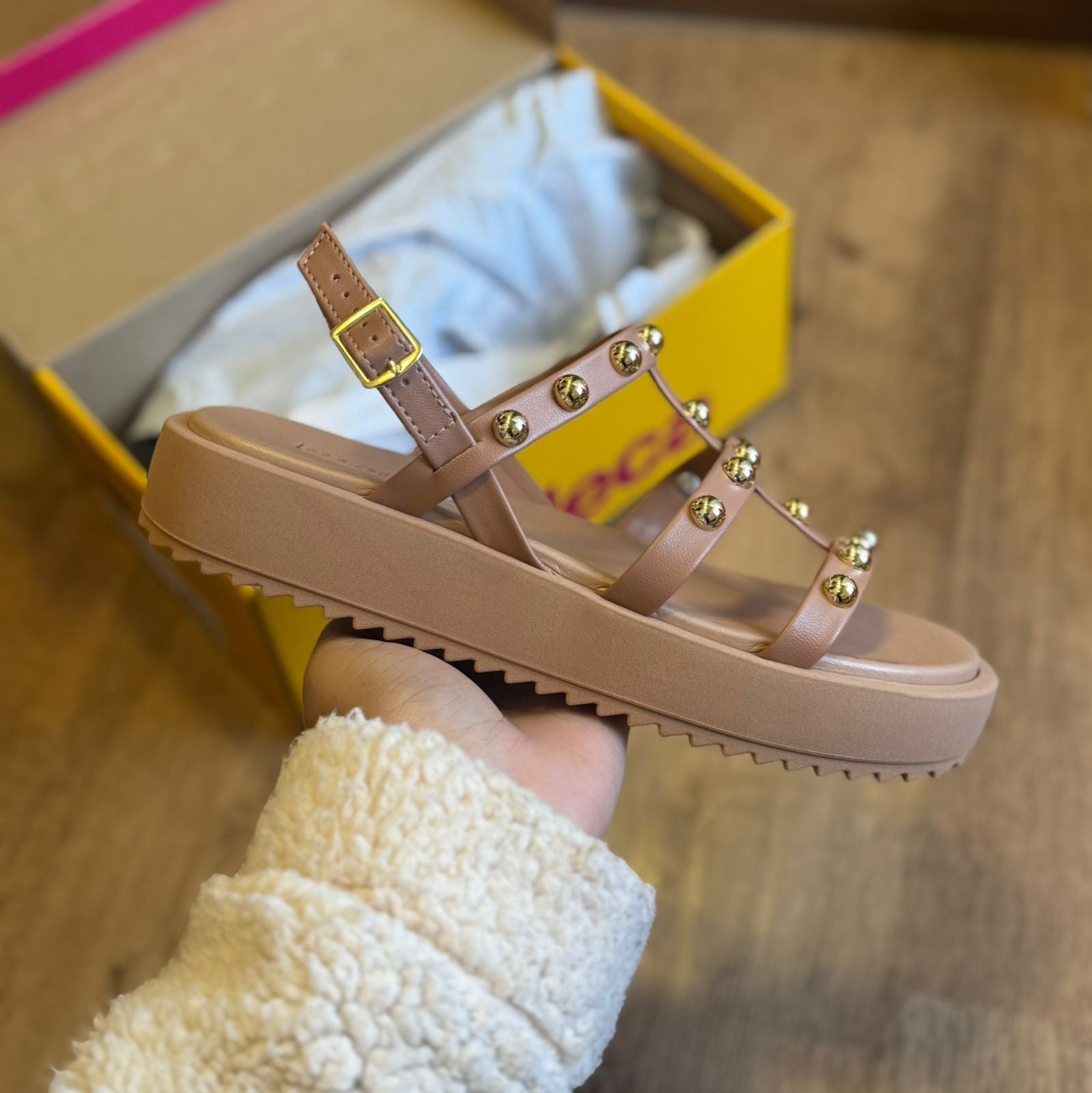 Sandália Moleca Detalher de Bolinhas Douradas 5489.119