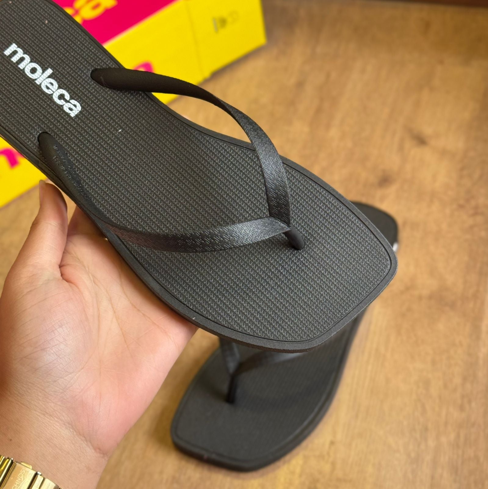 Chinelo de Dedo Moleca Detalhes da Marca 5552.200