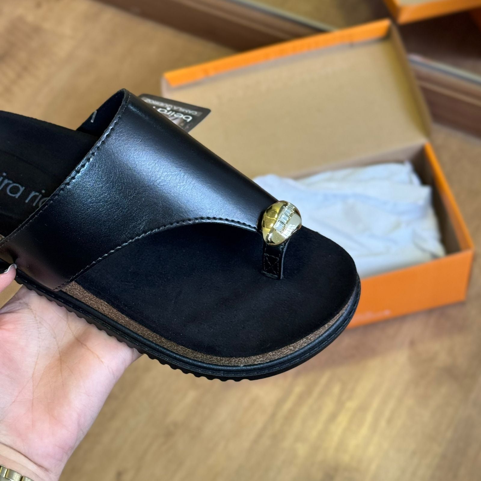 Sandália Papete Beira Rio Detalhe Dourado no Dedo 8524.110