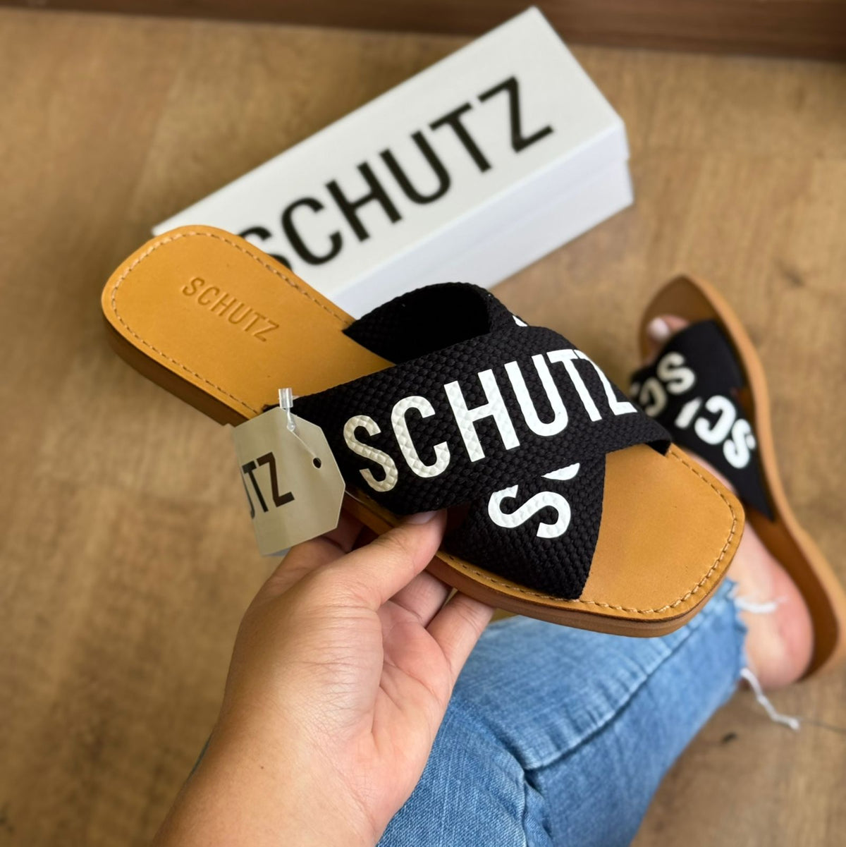 Sandália Schutz  Rasteira de X  Logo S208890004