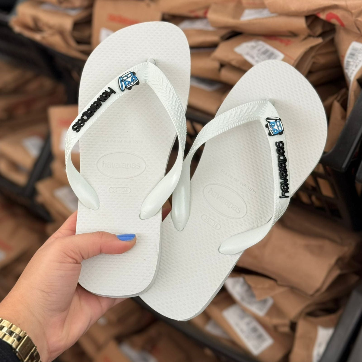 Chinelo Havaianas Top + Placa Logo + Pin Kombi