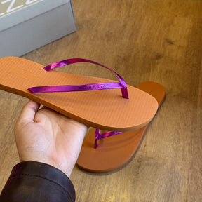 Chinelo de Dedo Arezzo Rosa Tira Metalizada Laranja Brizza A12172000100