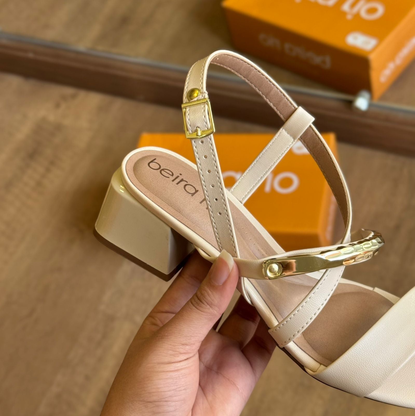 Sandália Beira Rio Salto Bloco Tiras com Detalhe Dourado 8423.236
