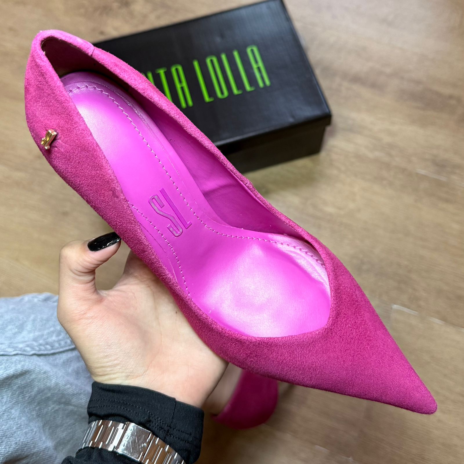 Scarpin Santa Lolla One Couro Camurça Bico Fino Salto Agulha 0070.2178.034A