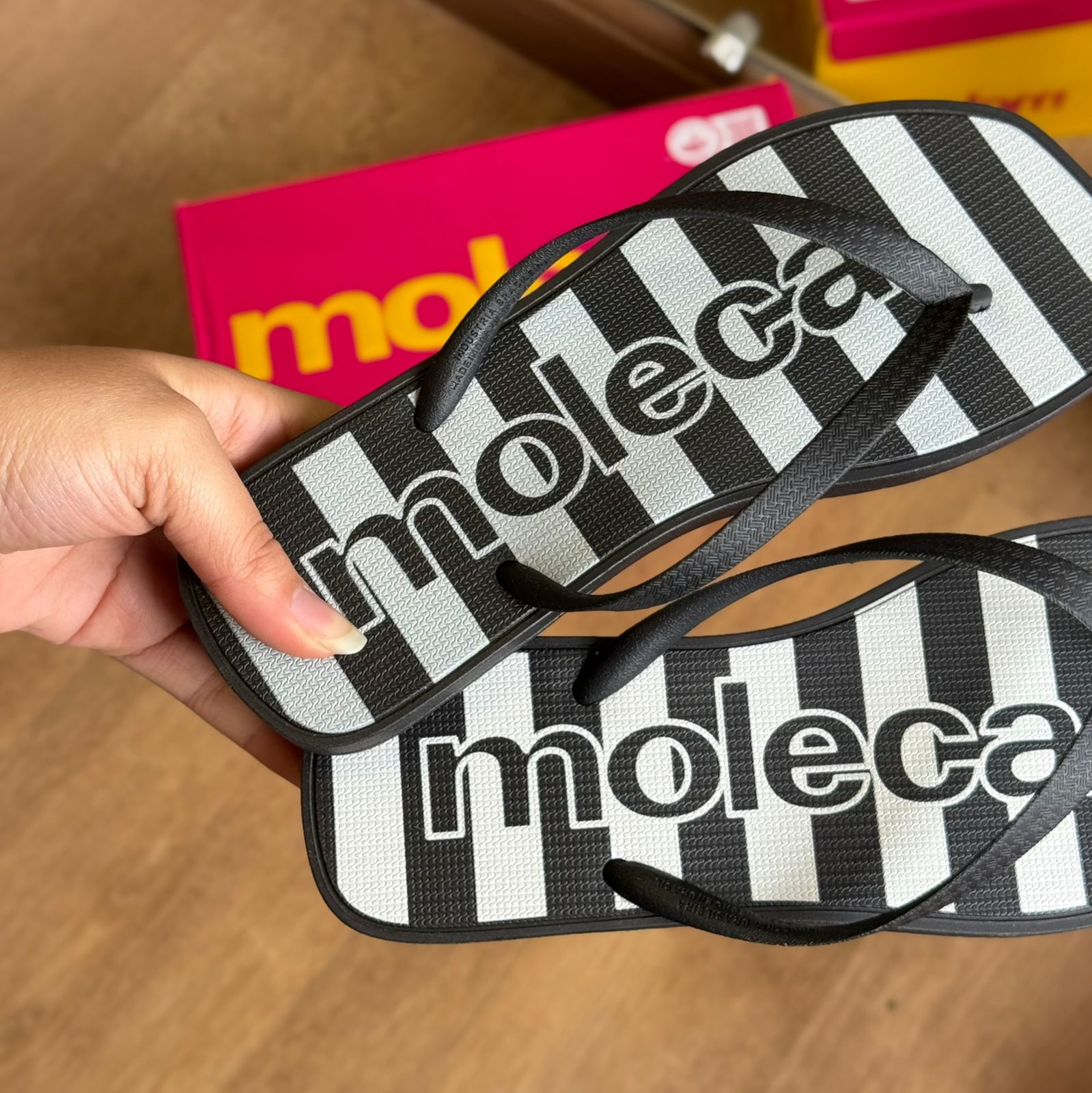 Chinelo de Dedo Moleca Listras 5552.300