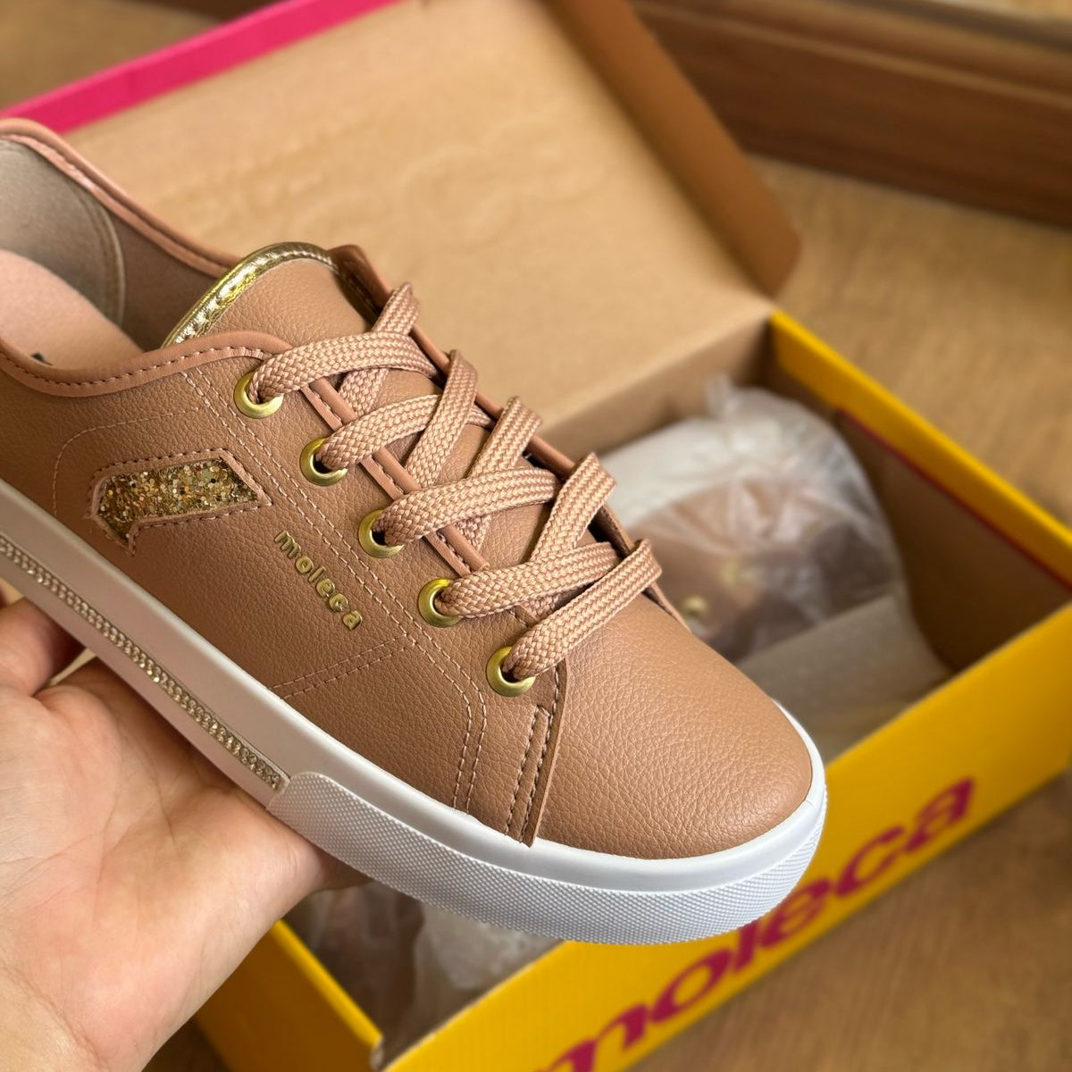 Tênis Moleca Detalhes Dourados 5667.646